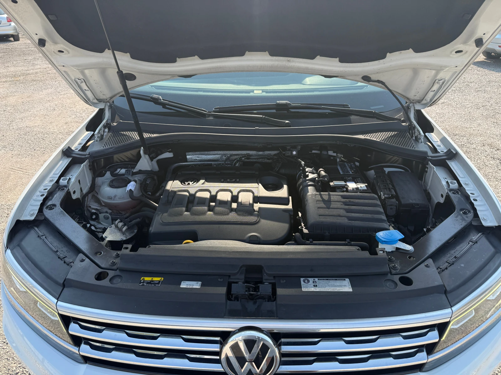 VW Tiguan 2.0TDI-4Motion-Full LED-климатроник-дистроник-нави, снимка 17 - Автомобили и джипове - 56038706