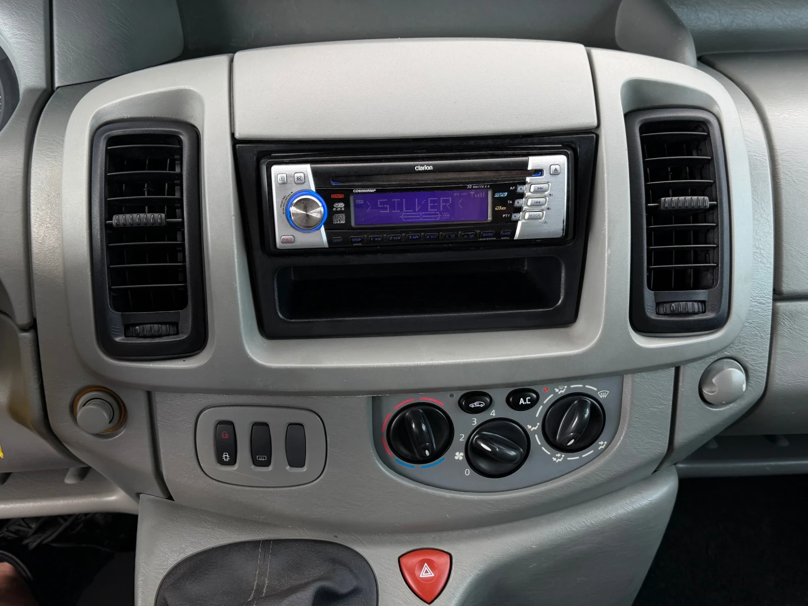 Opel Vivaro 1.9Di * КЛИМАТИК* * Италия* , снимка 15 - Бусове и автобуси - 54620810