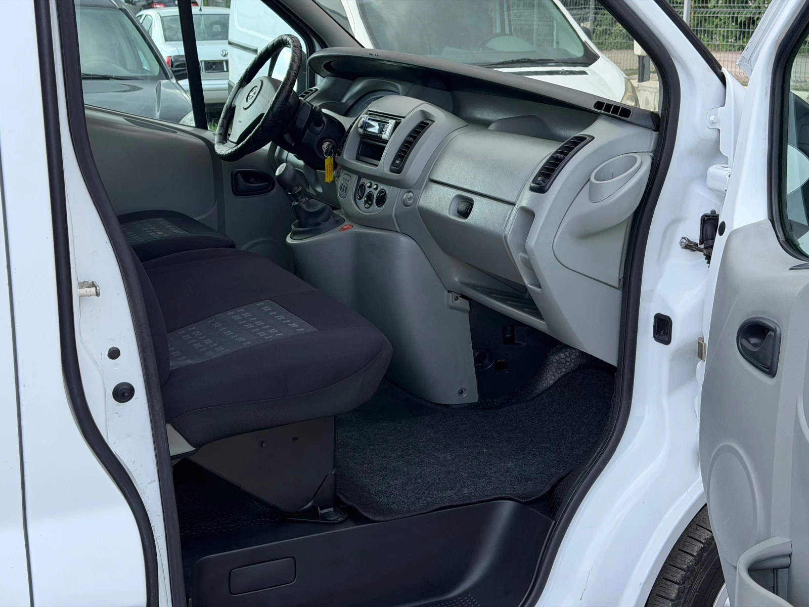 Opel Vivaro 1.9Di * КЛИМАТИК* * Италия* , снимка 12 - Бусове и автобуси - 54620810