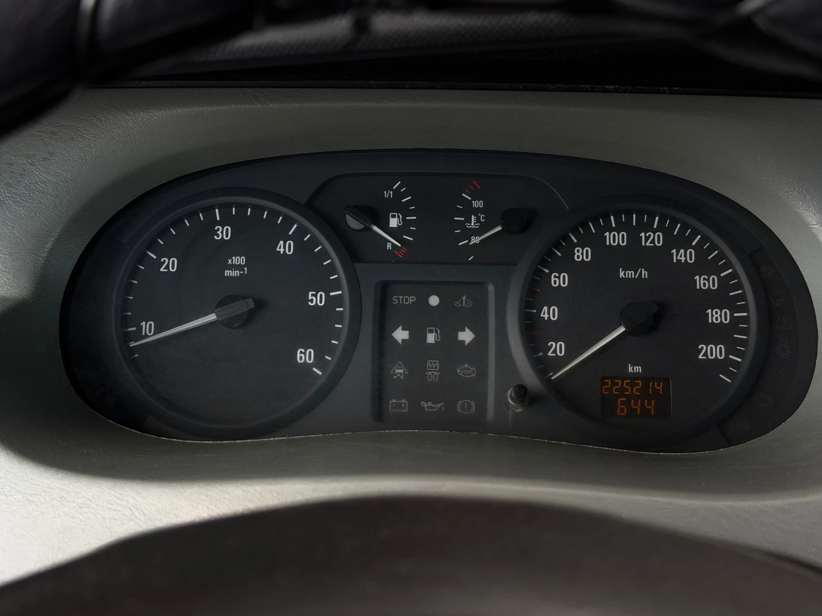 Opel Vivaro 1.9Di * КЛИМАТИК* * Италия* , снимка 16 - Бусове и автобуси - 54620810