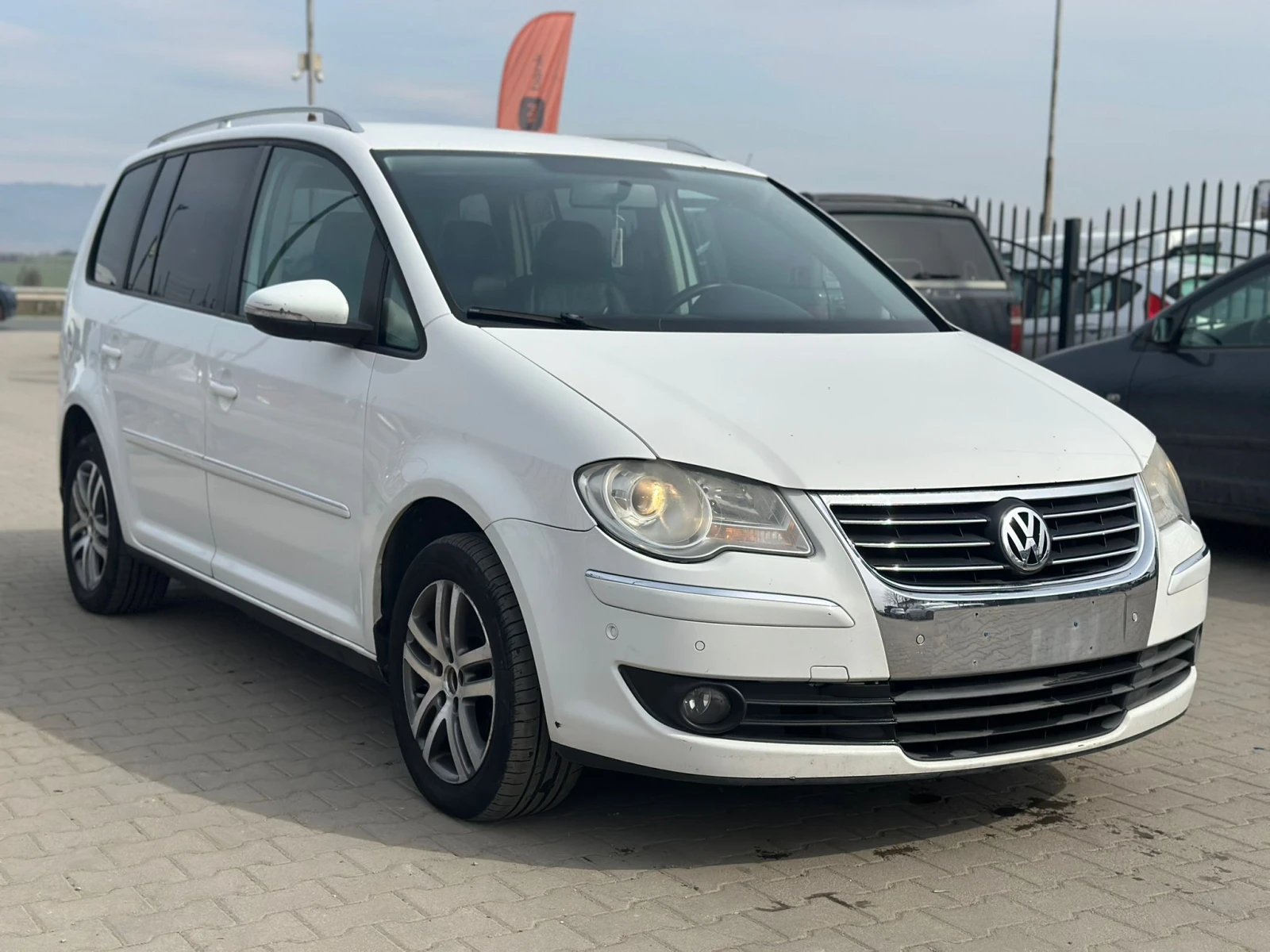 VW Touran / ECO FUEL / 150 HP / КОЖА / ПОДГРЕВИ /, снимка 6 - Автомобили и джипове - 53732172