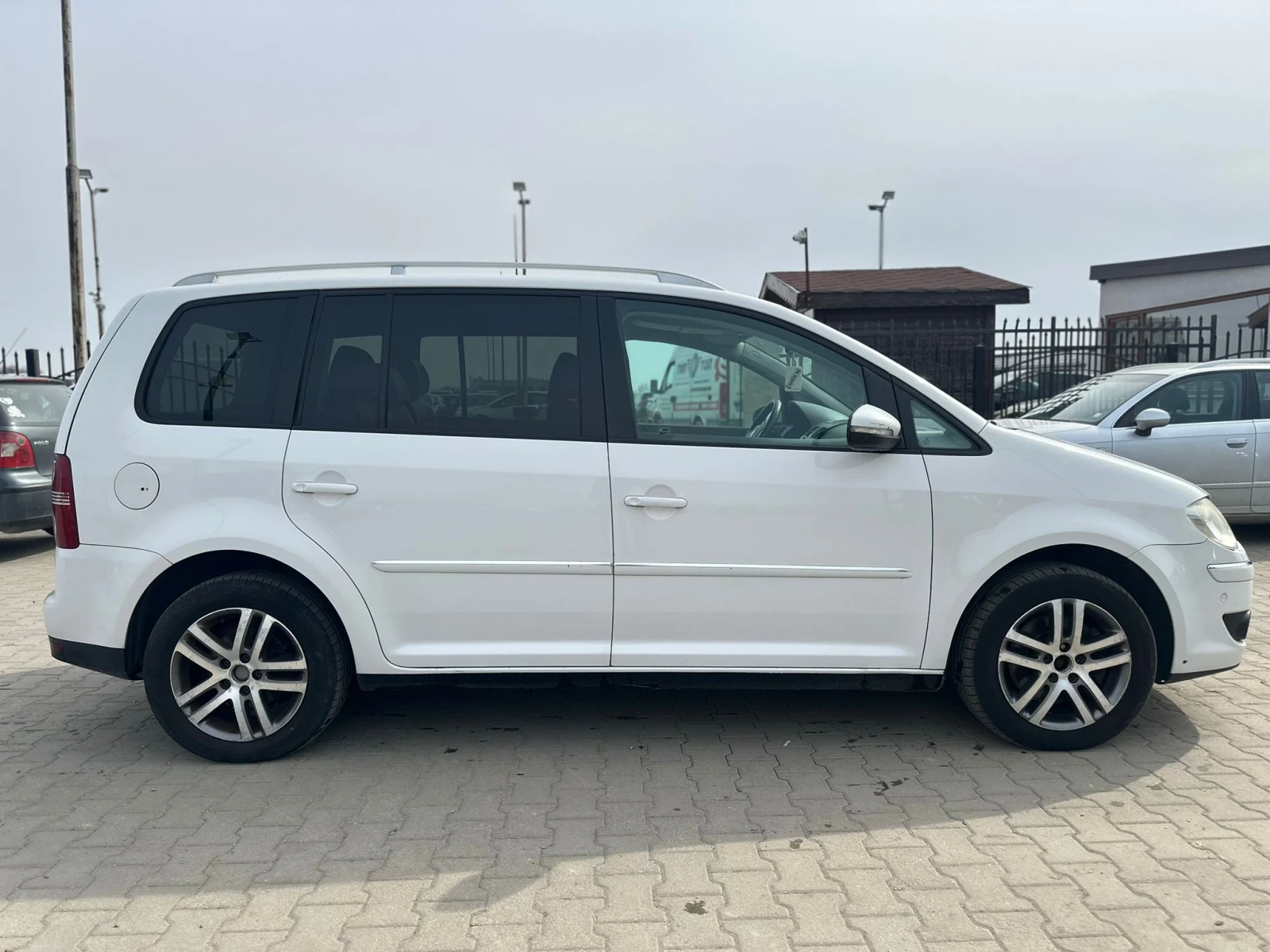 VW Touran / ECO FUEL / 150 HP / КОЖА / ПОДГРЕВИ /, снимка 7 - Автомобили и джипове - 53732172