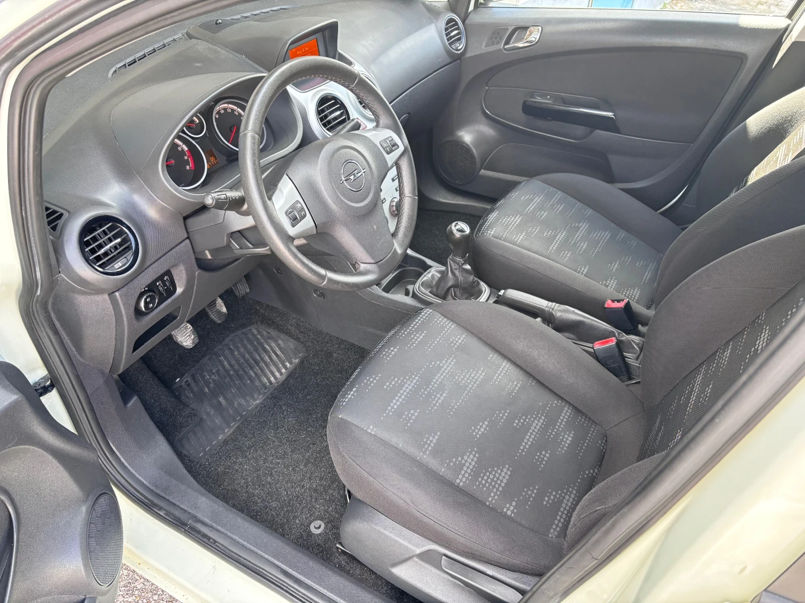 Opel Corsa 1.4i Facelift Euro5b, снимка 9 - Автомобили и джипове - 54121924