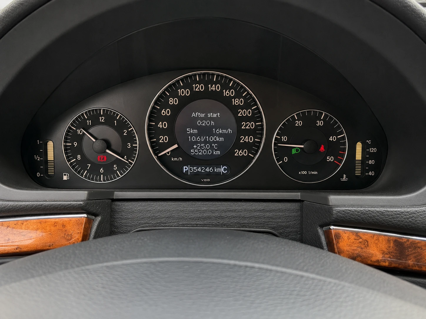 Mercedes-Benz E 320  7 г. лична | История и фактури , снимка 14 - Автомобили и джипове - 55495581