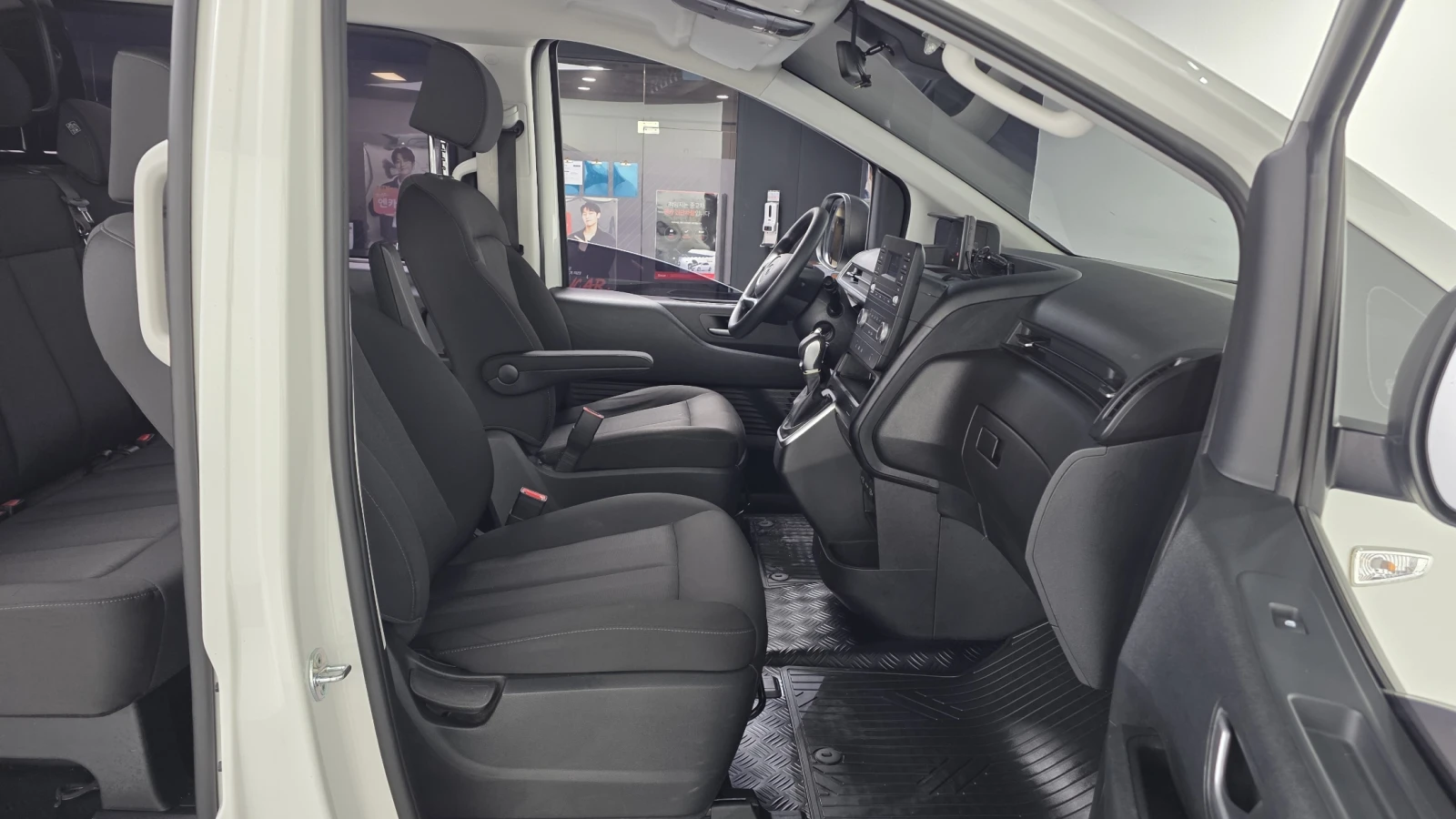 Hyundai Staria Smart* BLIND SPOT* КРАЙНА ЦЕНА, снимка 11 - Автомобили и джипове - 55367069