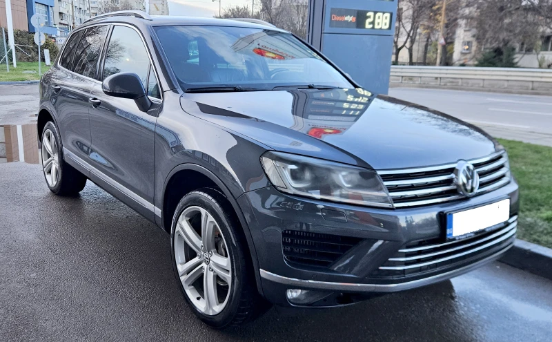 VW Touareg 3.0 V6 TDI R-Line; PANORAMA; ПЕЧКА; TV; 4-зонов * , снимка 6 - Автомобили и джипове - 52520334