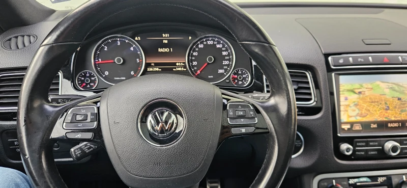 VW Touareg 3.0 V6 TDI R-Line; PANORAMA; ПЕЧКА; TV; 4-зонов * , снимка 14 - Автомобили и джипове - 52520334