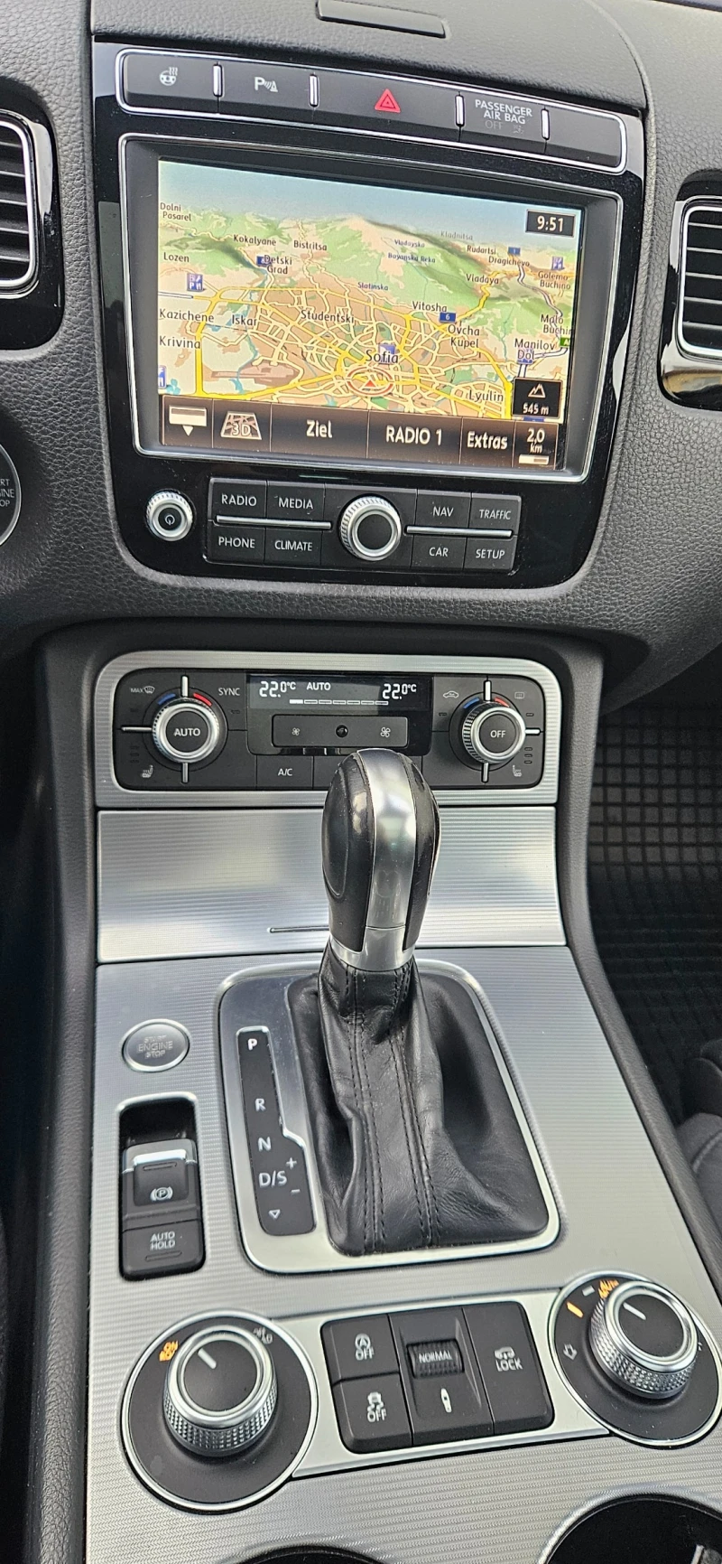 VW Touareg 3.0 V6 TDI R-Line; PANORAMA; ПЕЧКА; TV; 4-зонов * , снимка 10 - Автомобили и джипове - 52520334