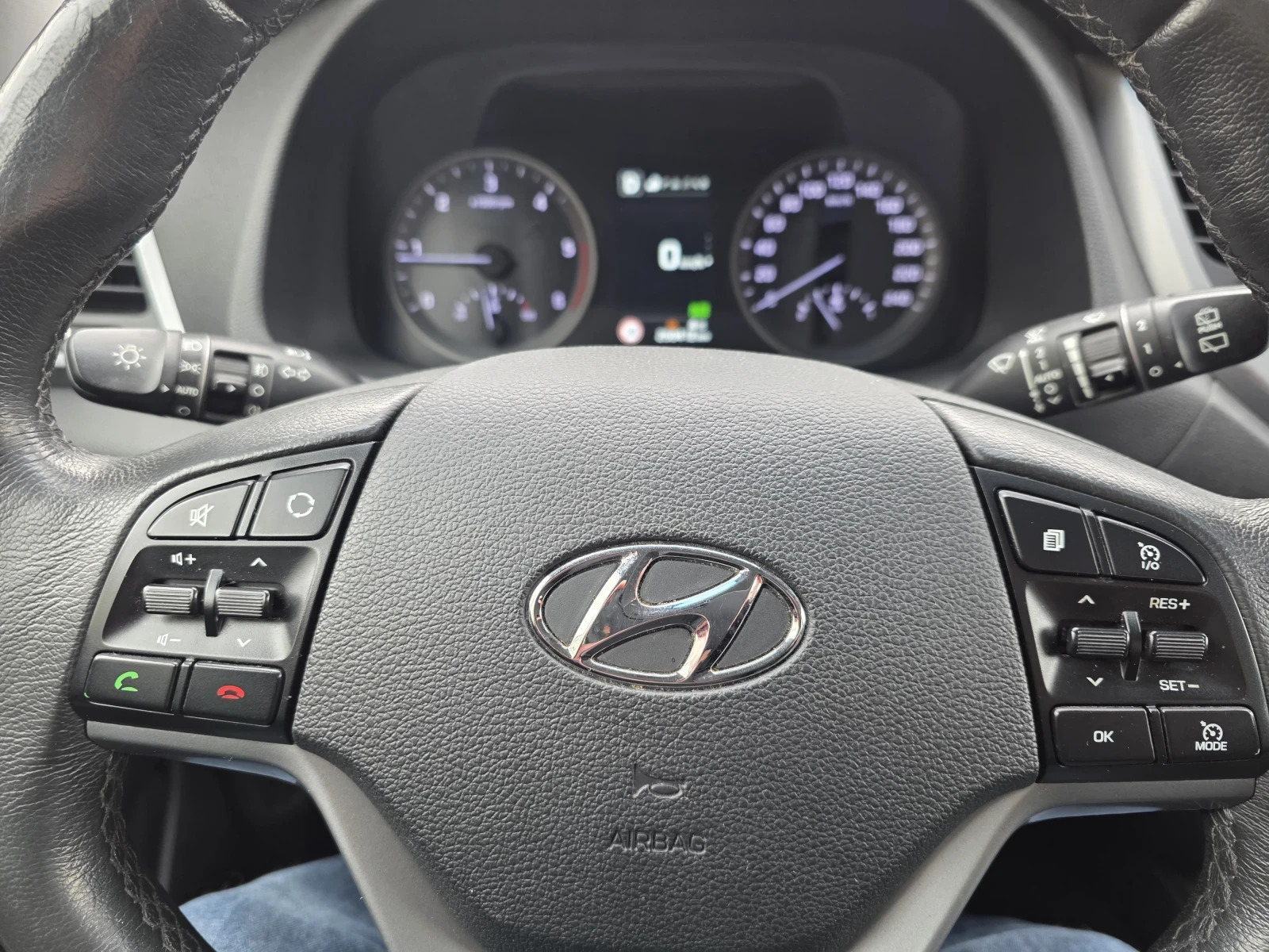 Hyundai Tucson 2.0 CRDI, снимка 10 - Автомобили и джипове - 53894593