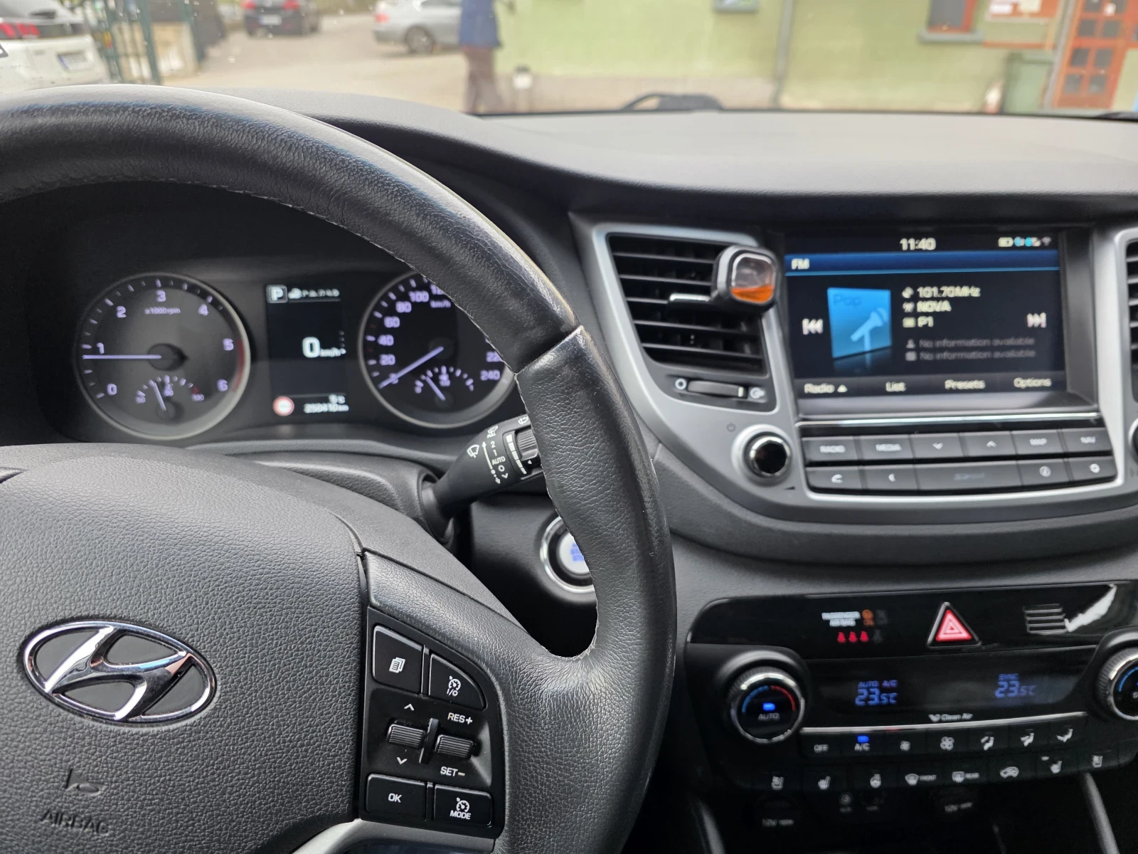 Hyundai Tucson 2.0 CRDI, снимка 13 - Автомобили и джипове - 53894593