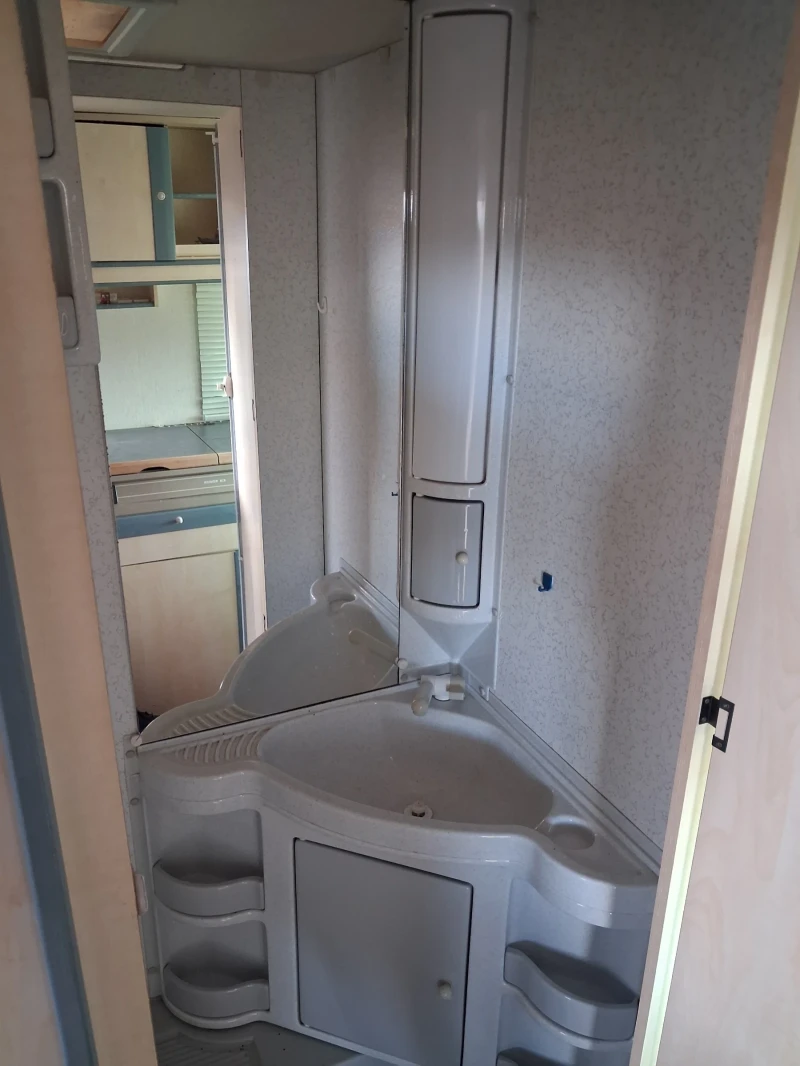 Каравана Adria 520, снимка 5 - Каравани и кемпери - 53013441