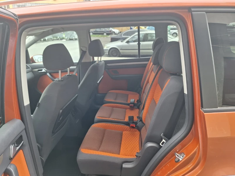 VW Touran 2.0 TDI CROSS, снимка 16 - Автомобили и джипове - 49517687