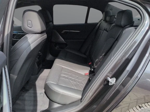 BMW 530 e = M-Sport = Shadow Line Гаранция, снимка 12 - Автомобили и джипове - 55406252