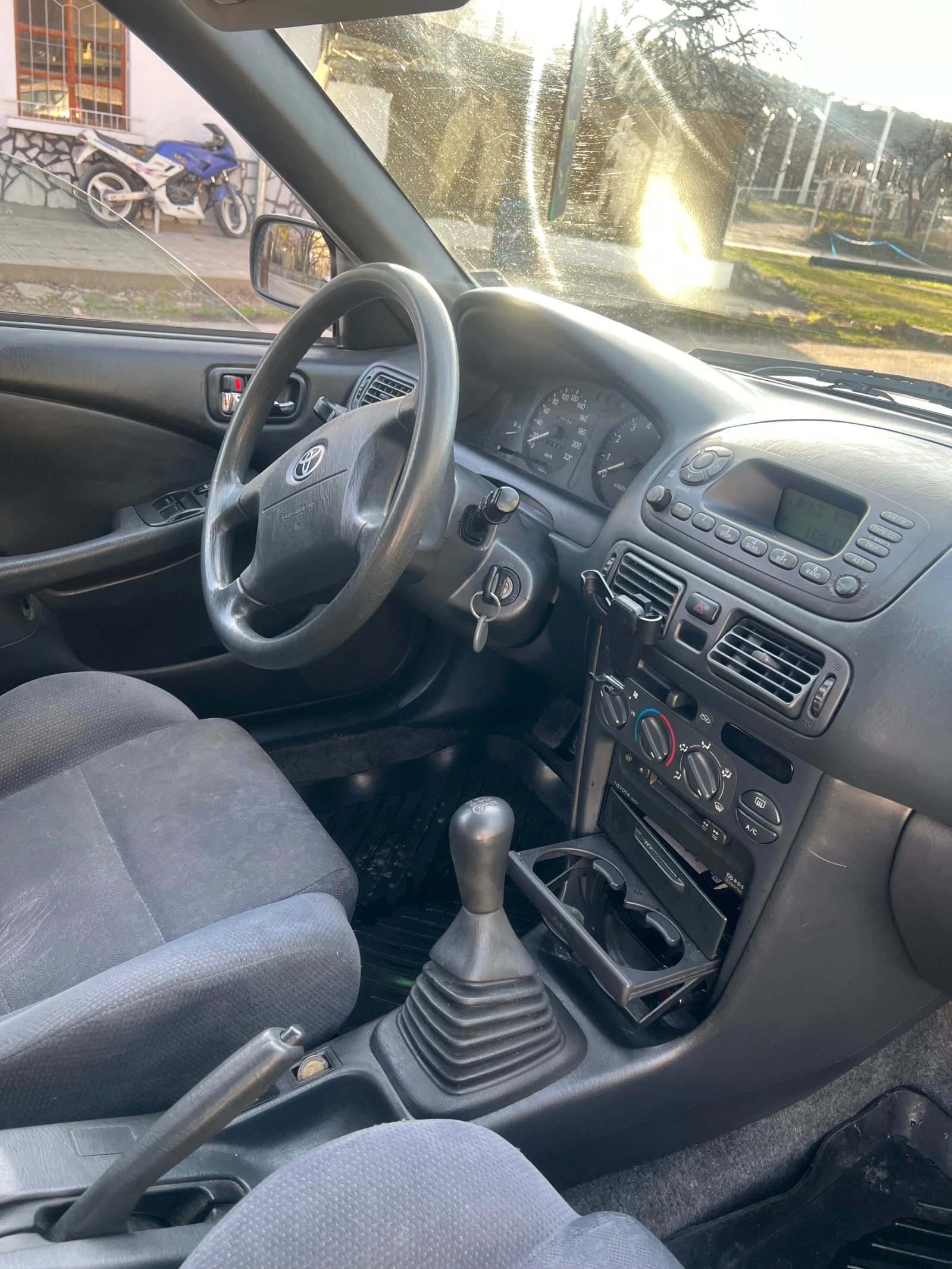 Toyota Corolla 1, 4 i - изображение 9