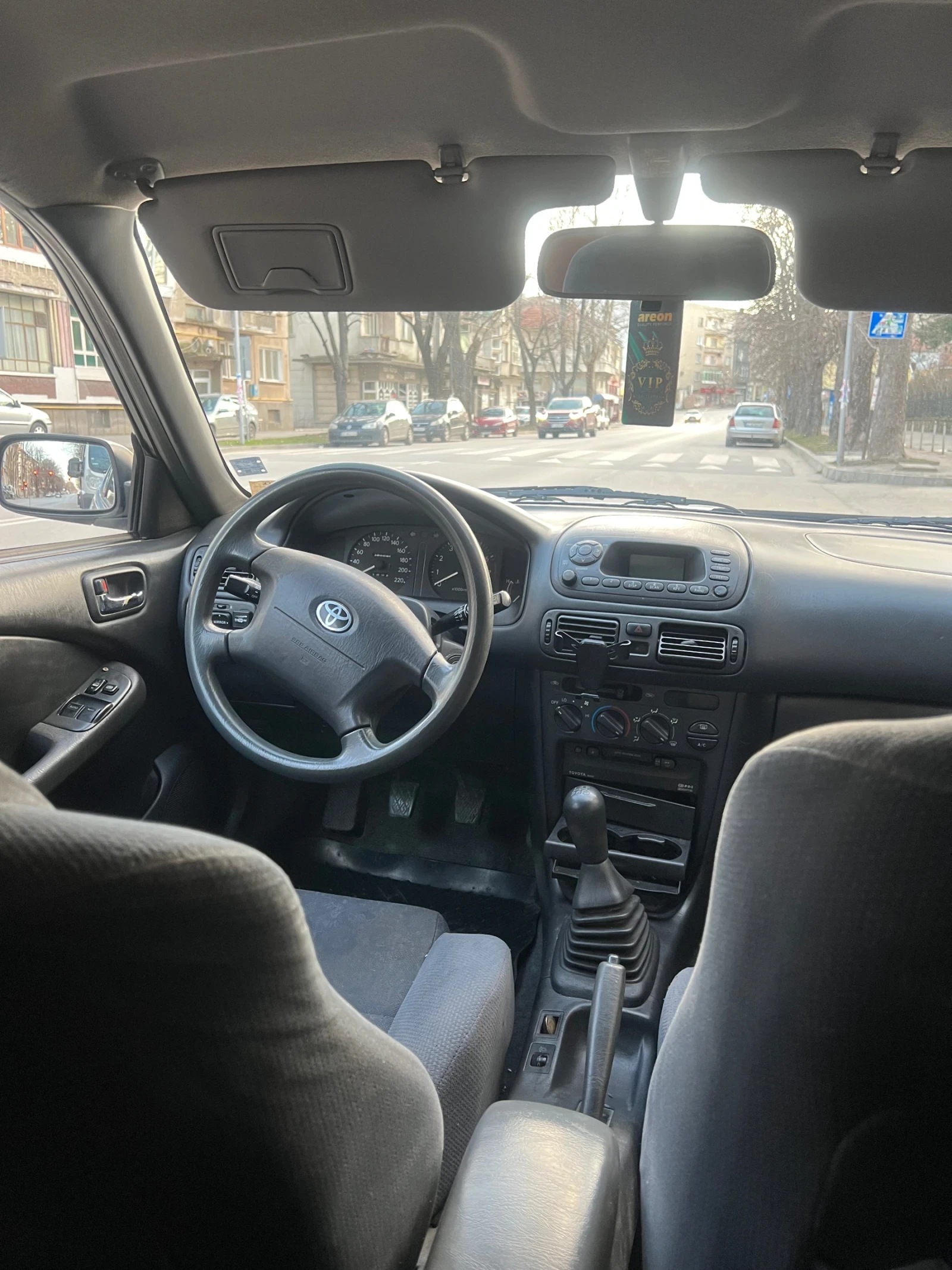 Toyota Corolla 1, 4 i - изображение 8
