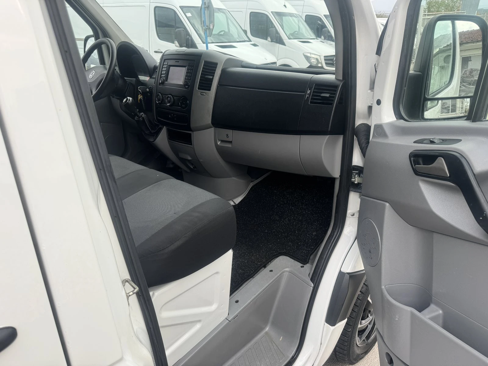 VW Crafter L1H1 KLIMATRONIK, снимка 11 - Бусове и автобуси - 56613402
