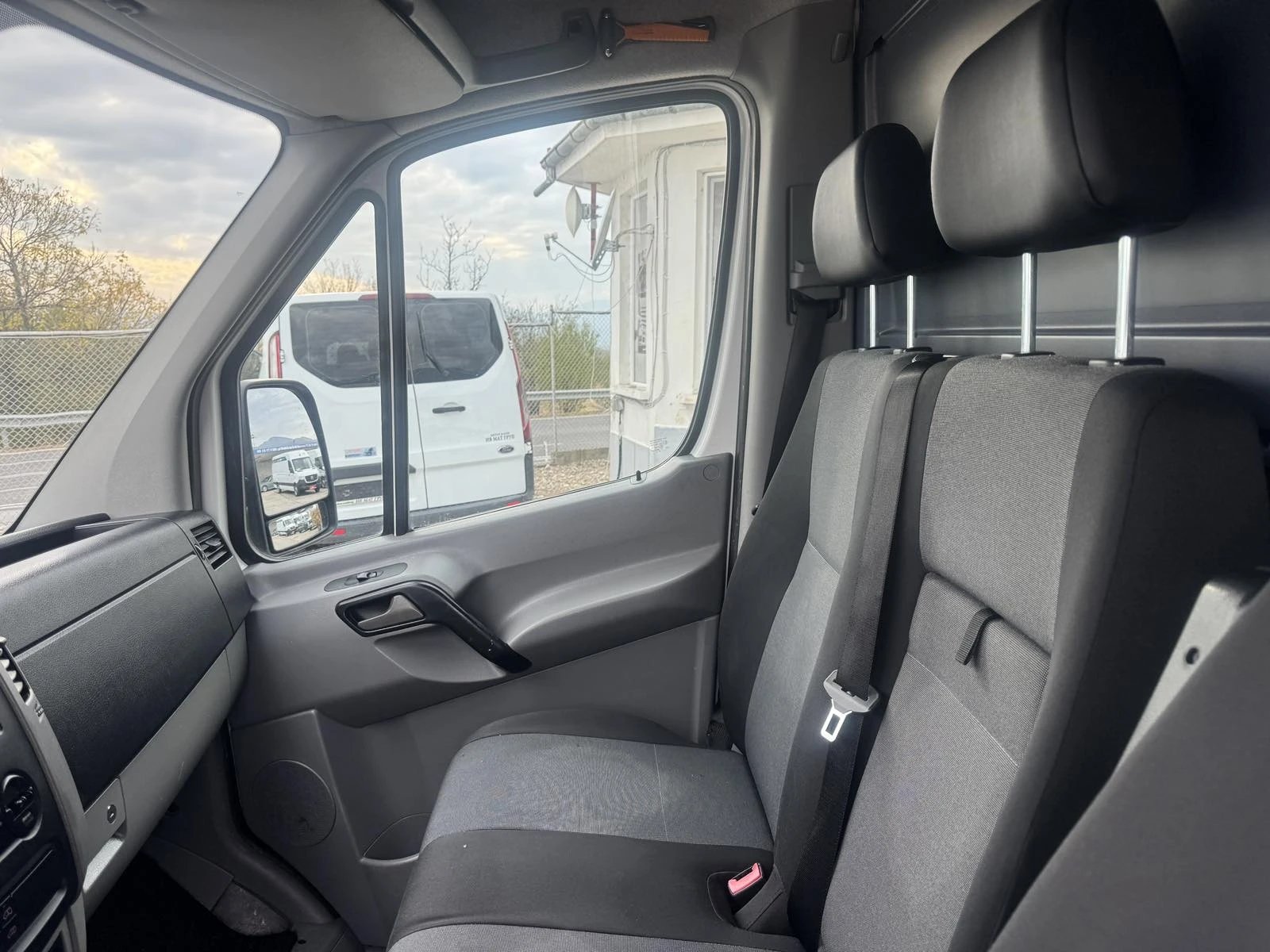 VW Crafter L1H1 KLIMATRONIK, снимка 9 - Бусове и автобуси - 56613402