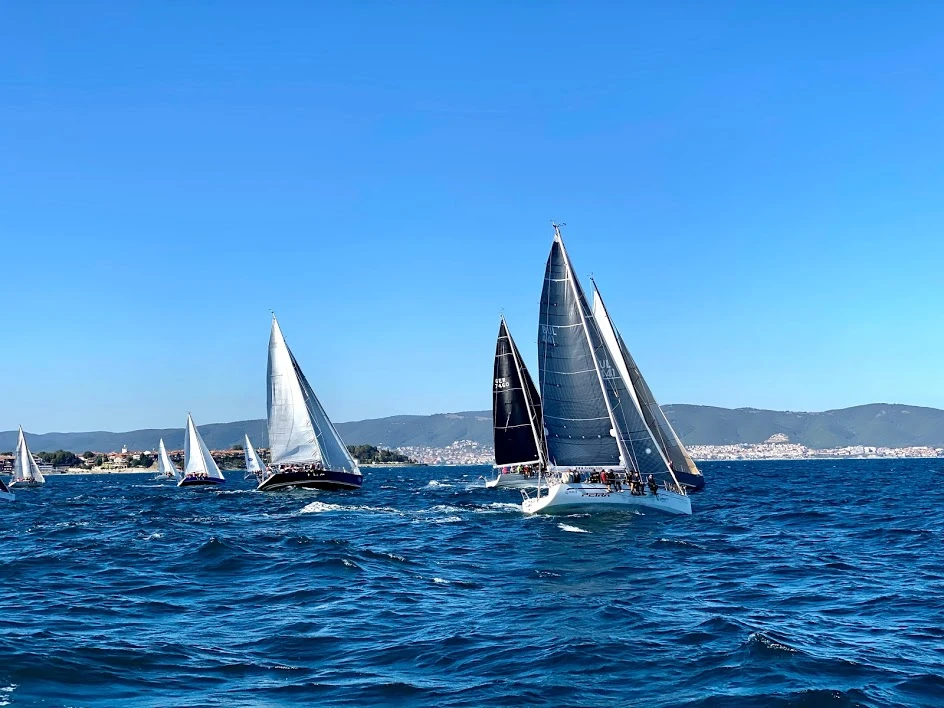 Ветроходна лодка Bavaria 42 Match - изображение 4