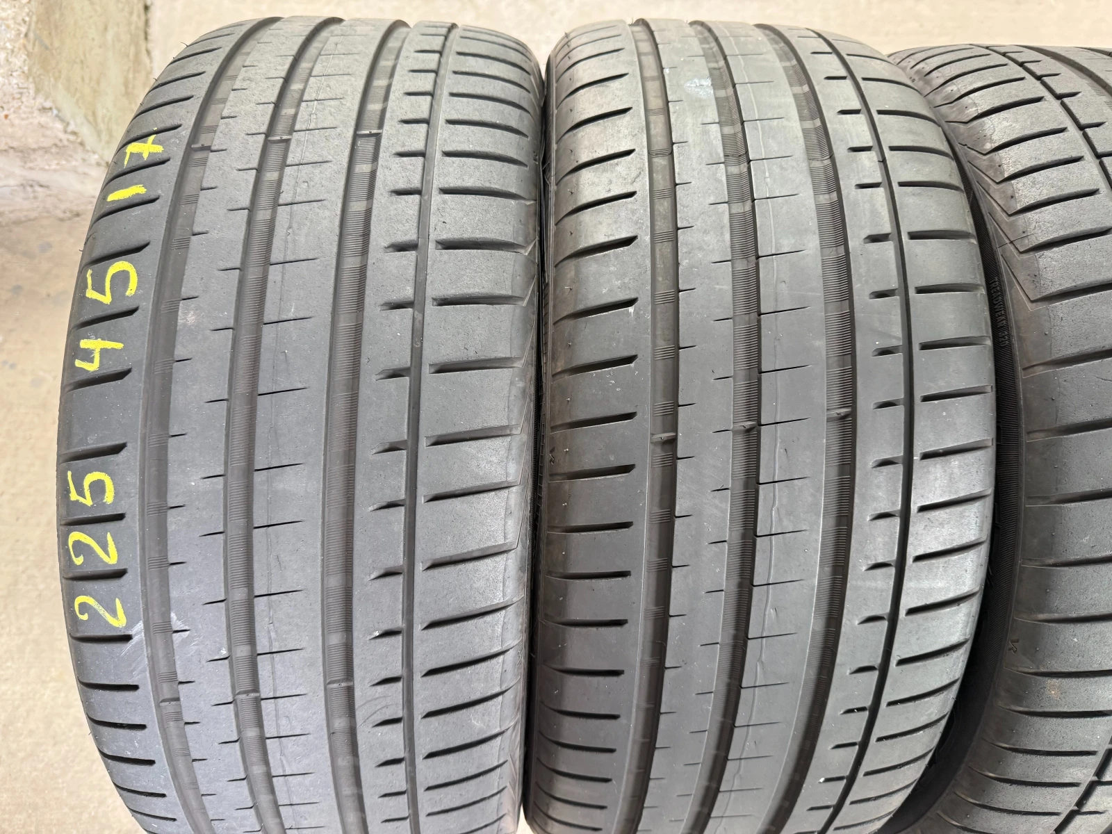 Гуми Летни 225/45R17, снимка 2 - Гуми и джанти - 54608083