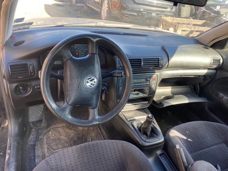 VW Passat 1.6, снимка 8 - Автомобили и джипове - 48991033