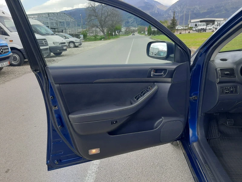 Toyota Avensis 1.8 фул екстри печка климатроник крайна цена, снимка 16 - Автомобили и джипове - 50095194