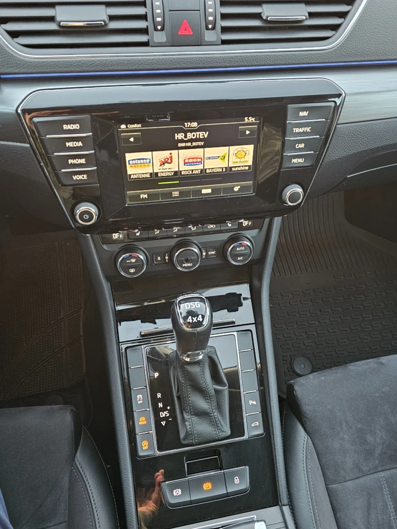 Skoda Superb 2.0TDI 4X4, снимка 14 - Автомобили и джипове - 53464458