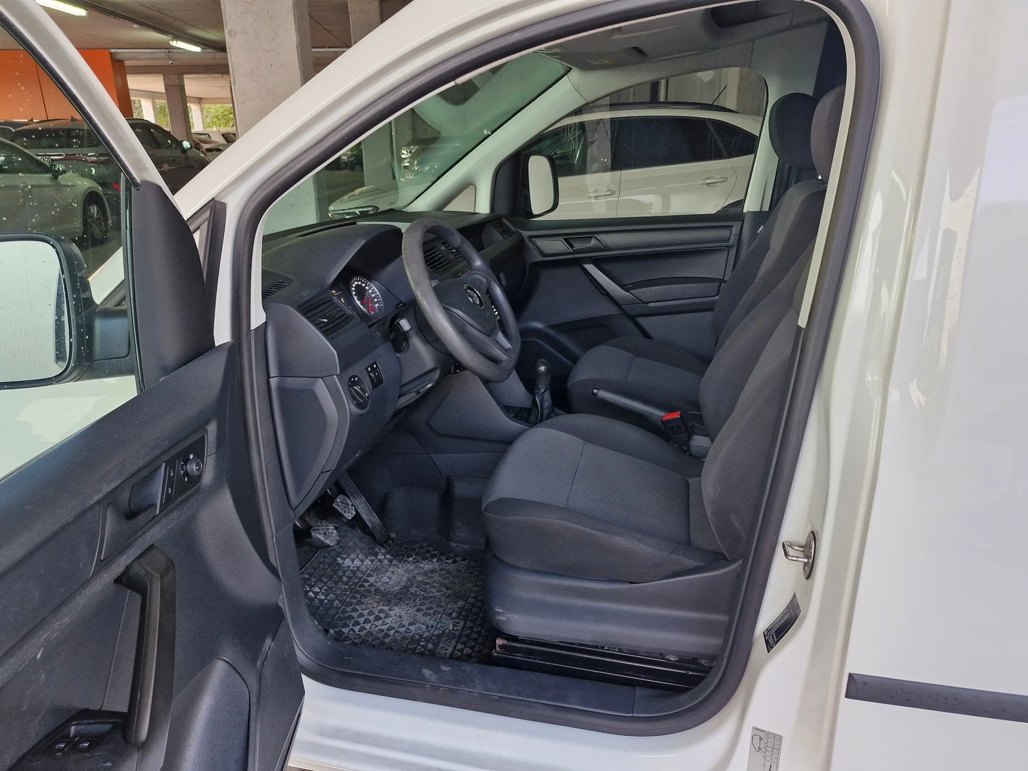 VW Caddy Kasten TDI BMT, снимка 4 - Автомобили и джипове - 56420395