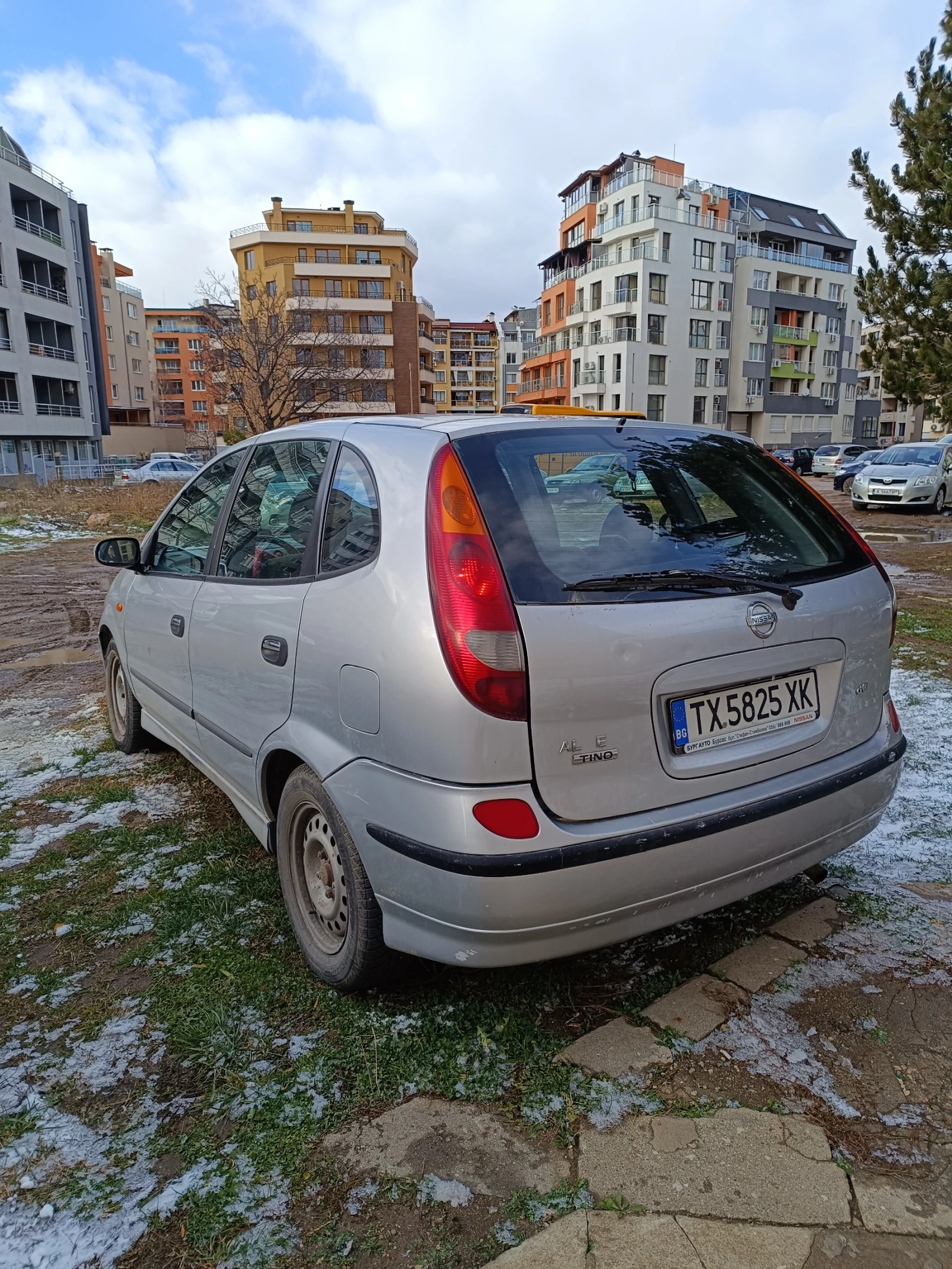 Nissan Almera tino 2.2d, снимка 4 - Автомобили и джипове - 54410082