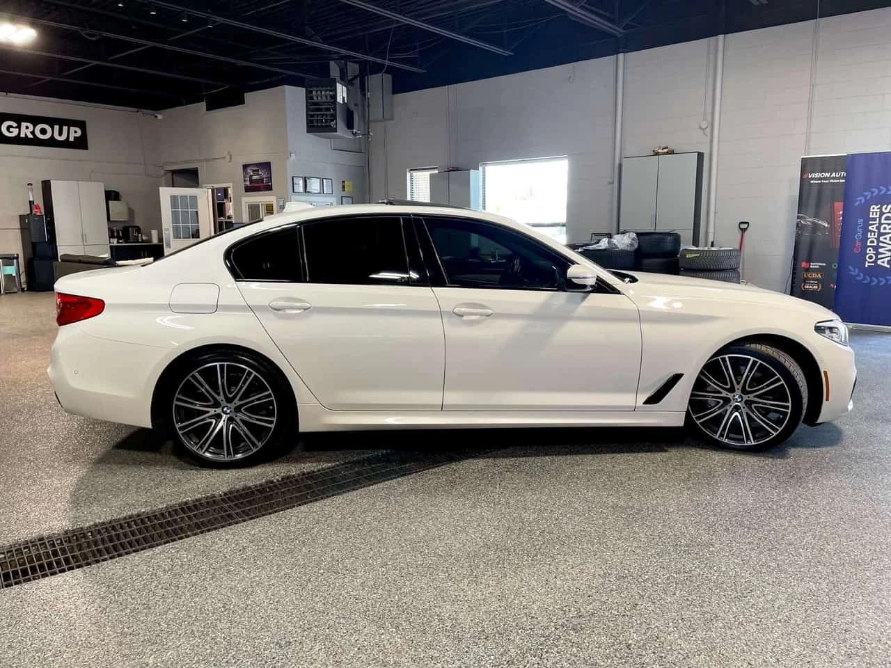 BMW 540 * 540i xDrive Sedan M PKG| BLUE INT| CARPLAY| LANE, снимка 6 - Автомобили и джипове - 54947726