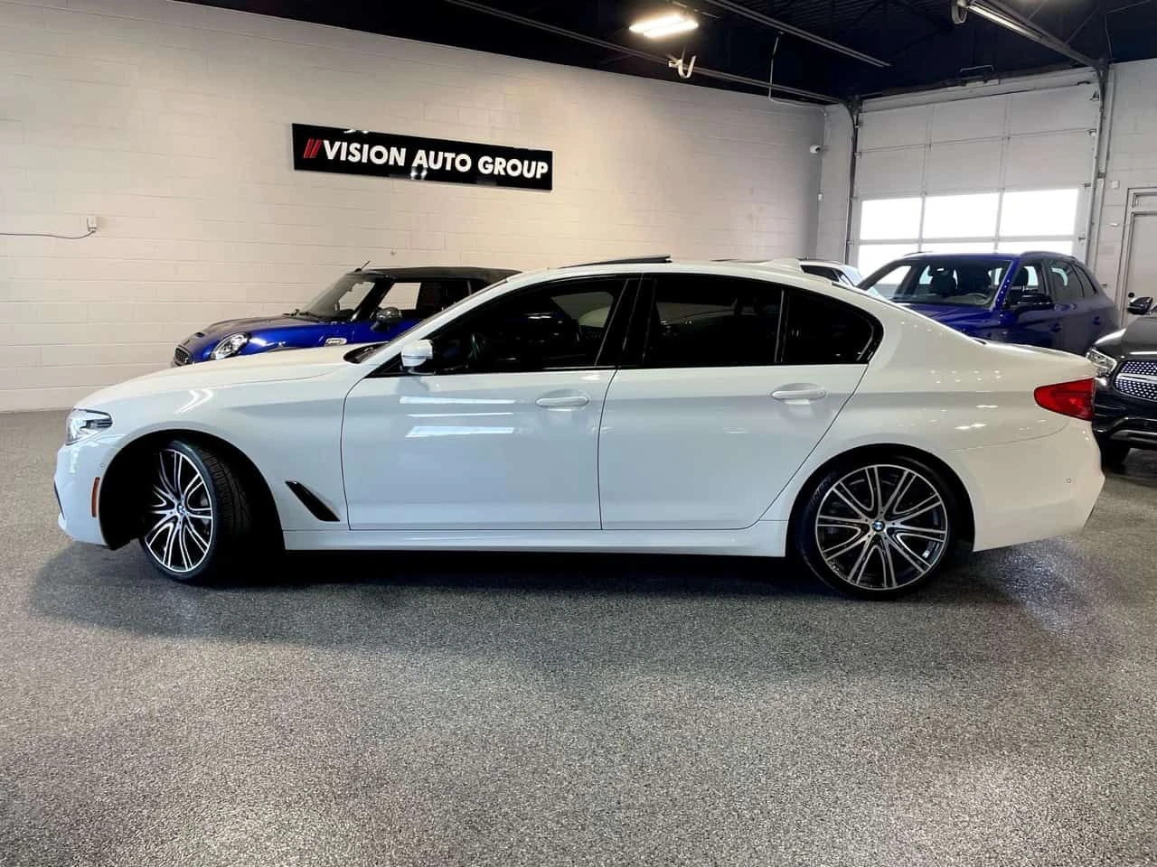 BMW 540 * 540i xDrive Sedan M PKG| BLUE INT| CARPLAY| LANE, снимка 3 - Автомобили и джипове - 54947726