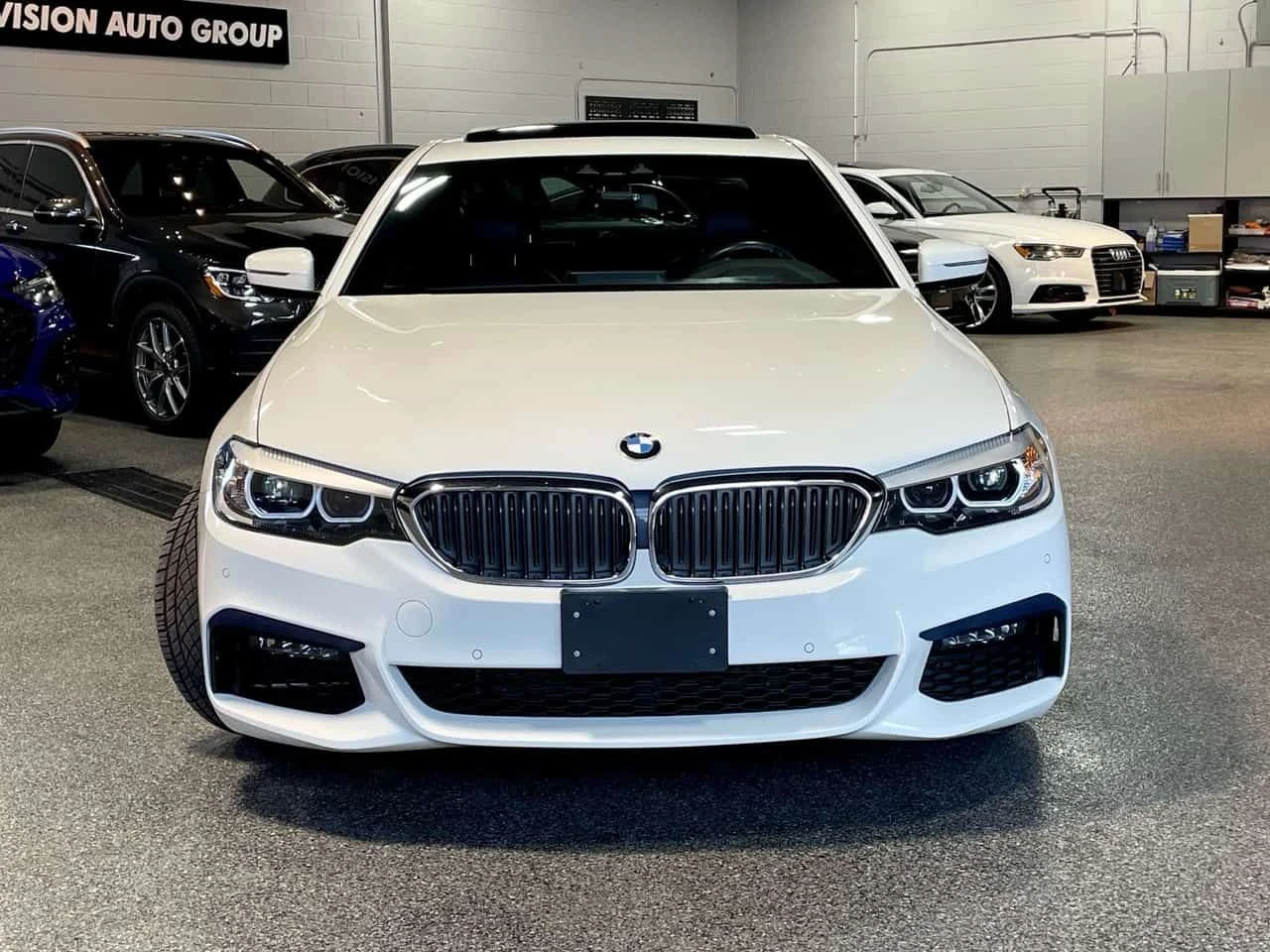 BMW 540 * 540i xDrive Sedan M PKG| BLUE INT| CARPLAY| LANE, снимка 2 - Автомобили и джипове - 54947726
