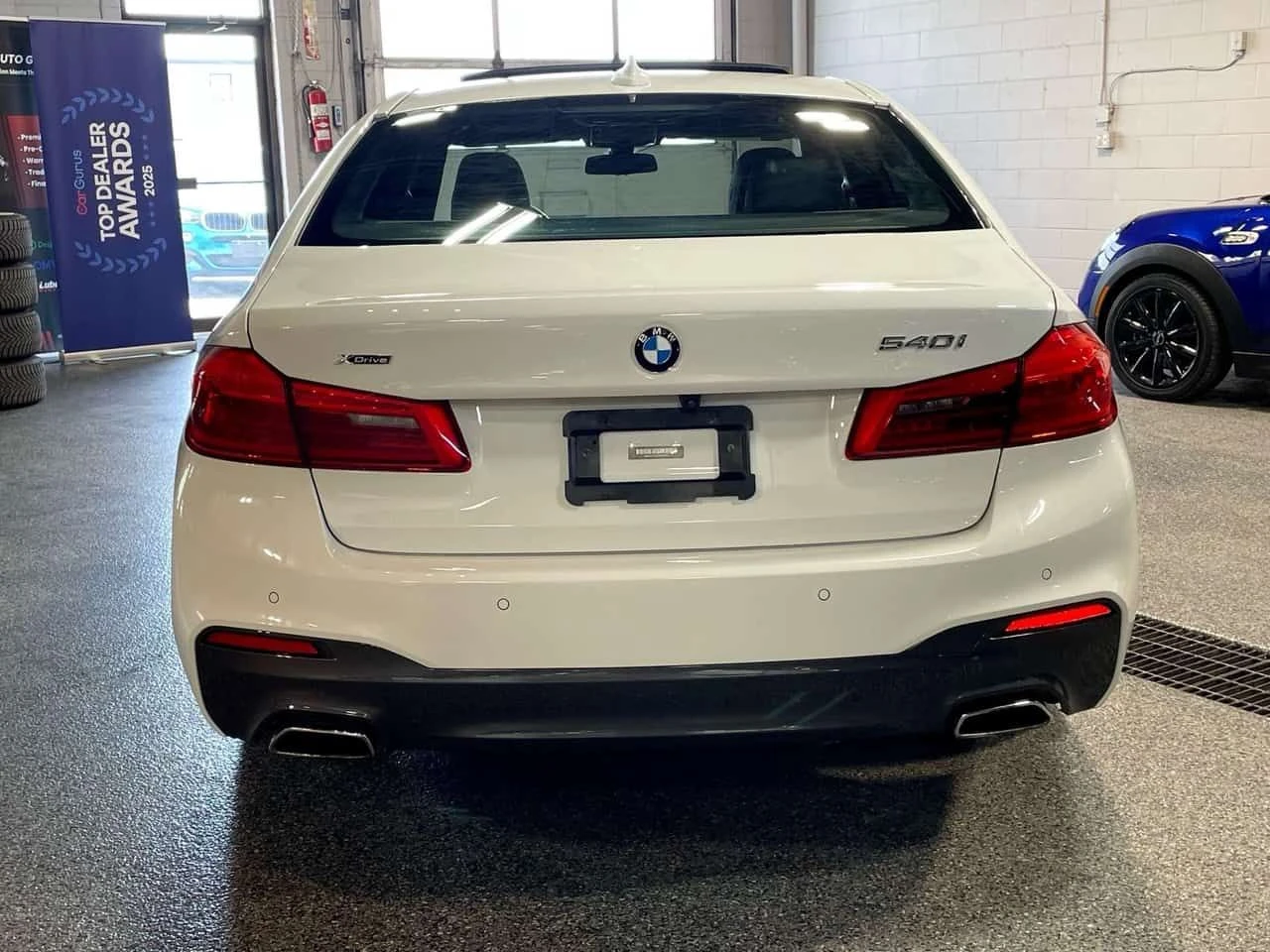 BMW 540 * 540i xDrive Sedan M PKG| BLUE INT| CARPLAY| LANE, снимка 7 - Автомобили и джипове - 54947726