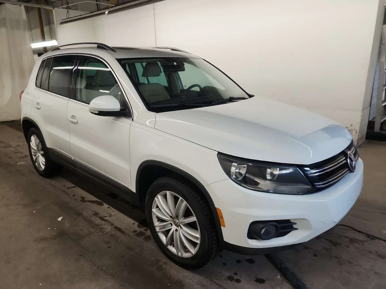 VW Tiguan * COMFORTLINE * 2 КЛЮЧА * КАМЕРА* ШИБИДАХ* , снимка 2 - Автомобили и джипове - 54107144