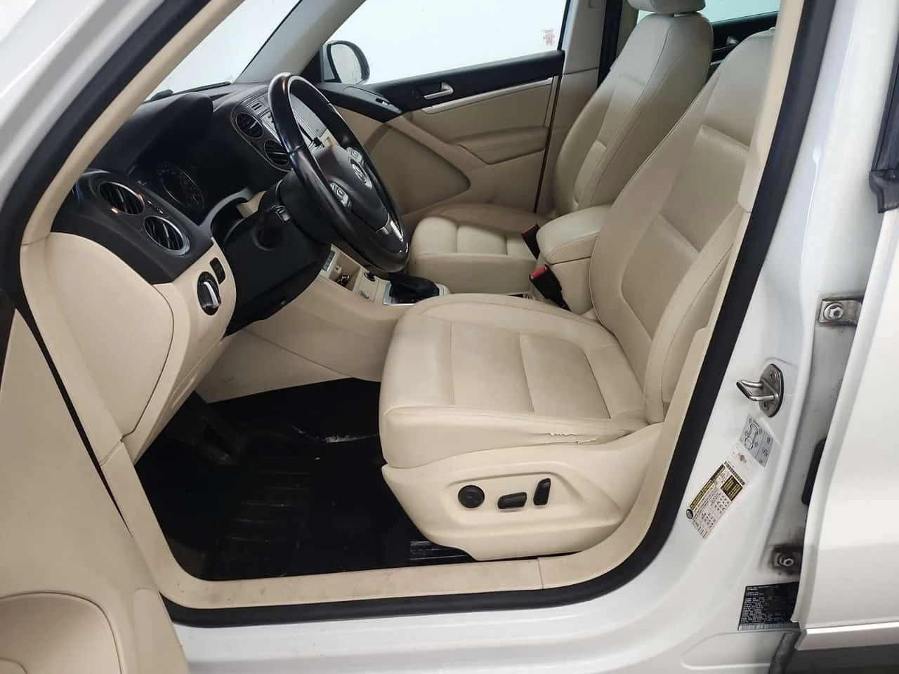 VW Tiguan * COMFORTLINE * 2 КЛЮЧА * КАМЕРА* ШИБИДАХ* , снимка 9 - Автомобили и джипове - 54107144