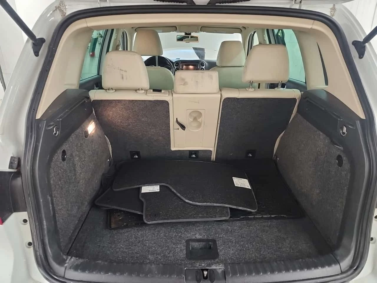 VW Tiguan * COMFORTLINE * 2 КЛЮЧА * КАМЕРА* ШИБИДАХ* , снимка 15 - Автомобили и джипове - 54107144