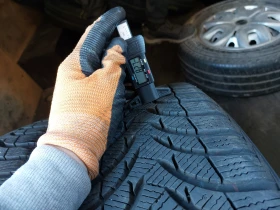 Гуми Зимни 225/60R16, снимка 4