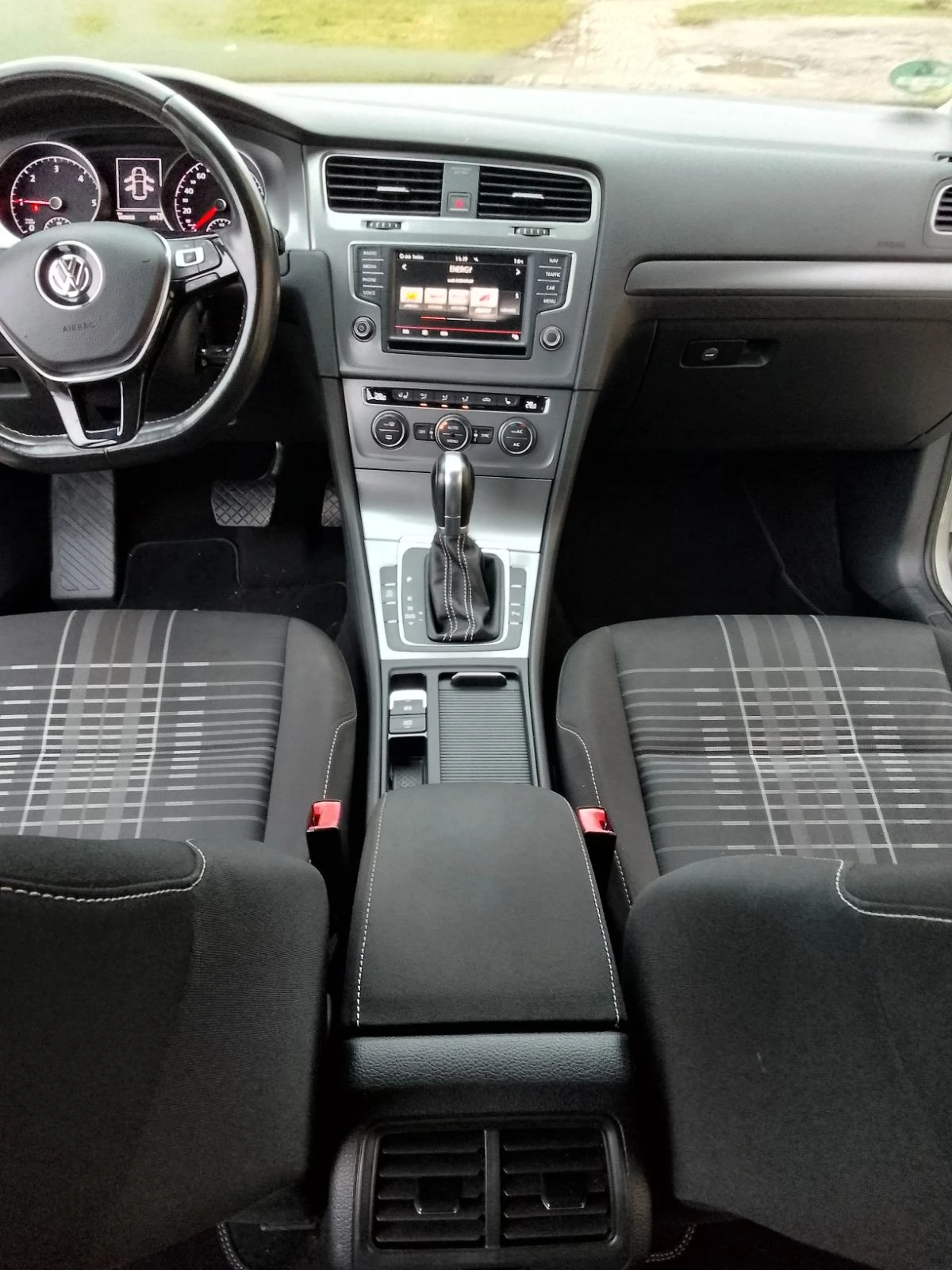 VW Golf 1.6TDI Автоматик 100хил км, снимка 15 - Автомобили и джипове - 53992963