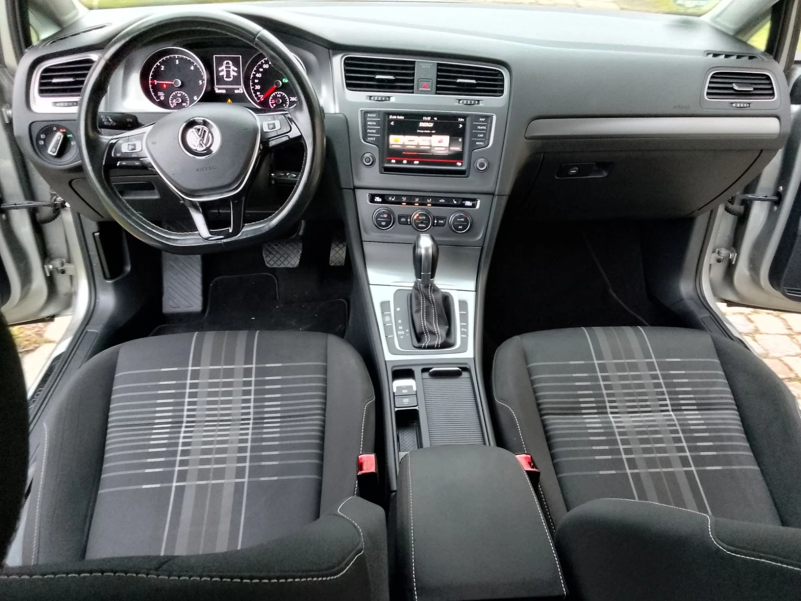 VW Golf 1.6TDI Автоматик 100хил км, снимка 12 - Автомобили и джипове - 53992963