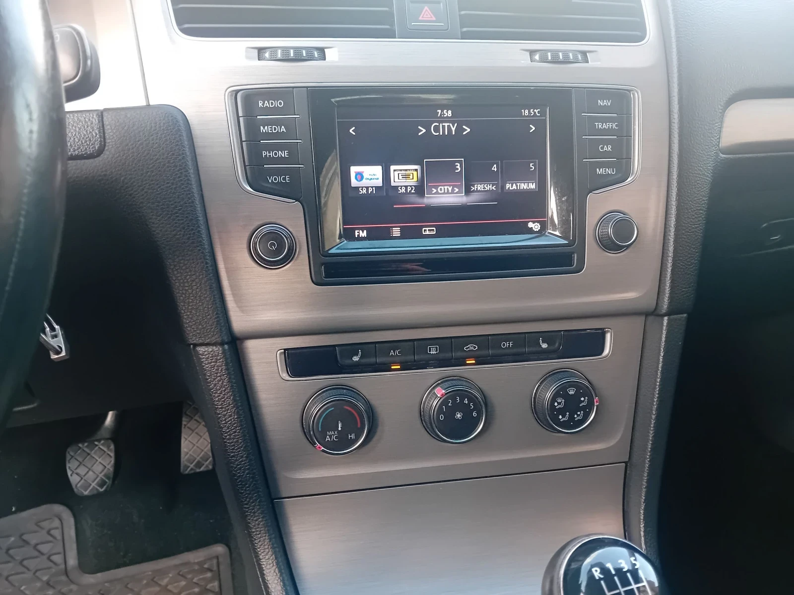 VW Golf 1.4Tgi 110k.sili, снимка 14 - Автомобили и джипове - 54335059