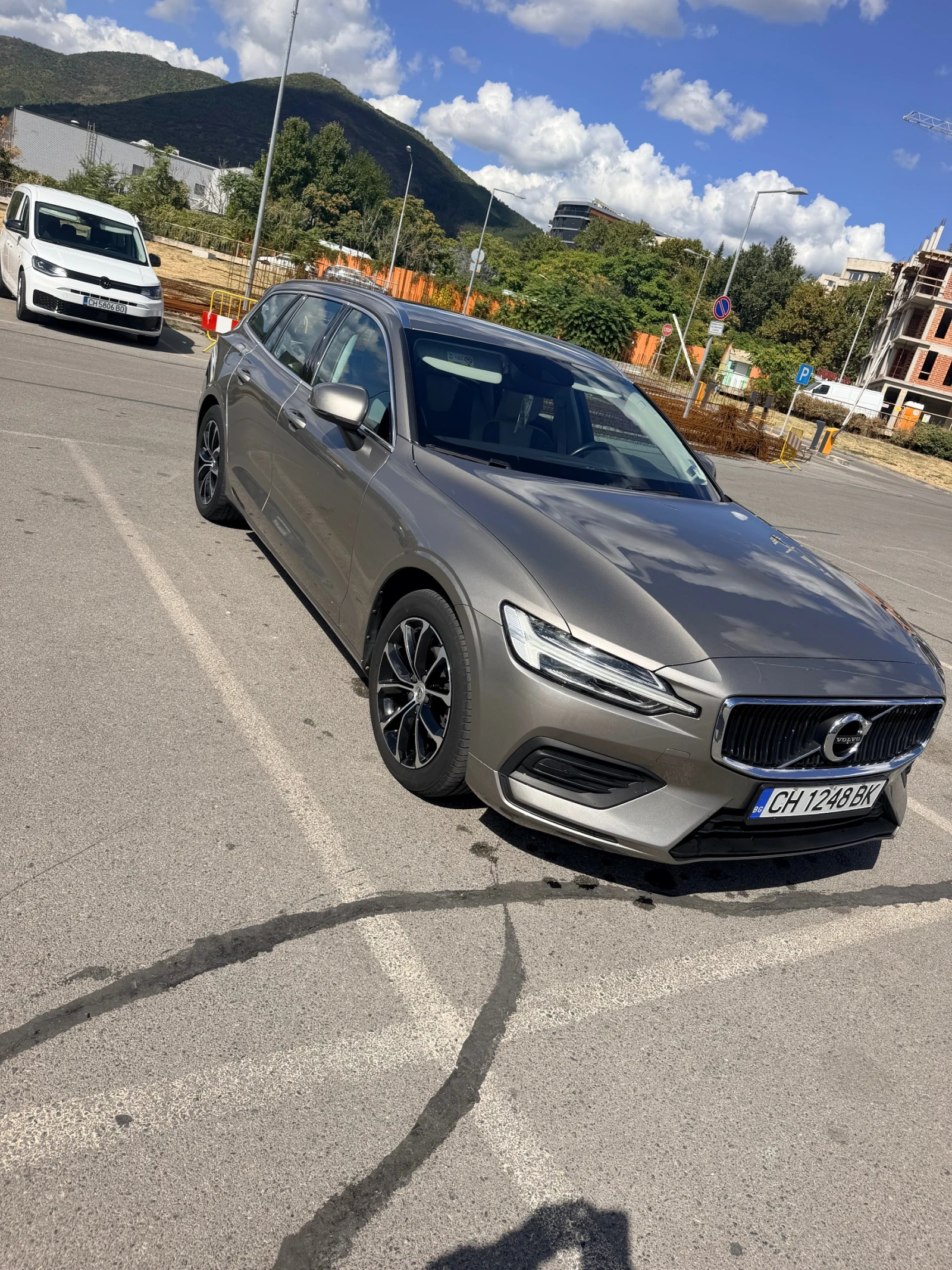 Volvo V60 D4 Momentum, снимка 2 - Автомобили и джипове - 56241591