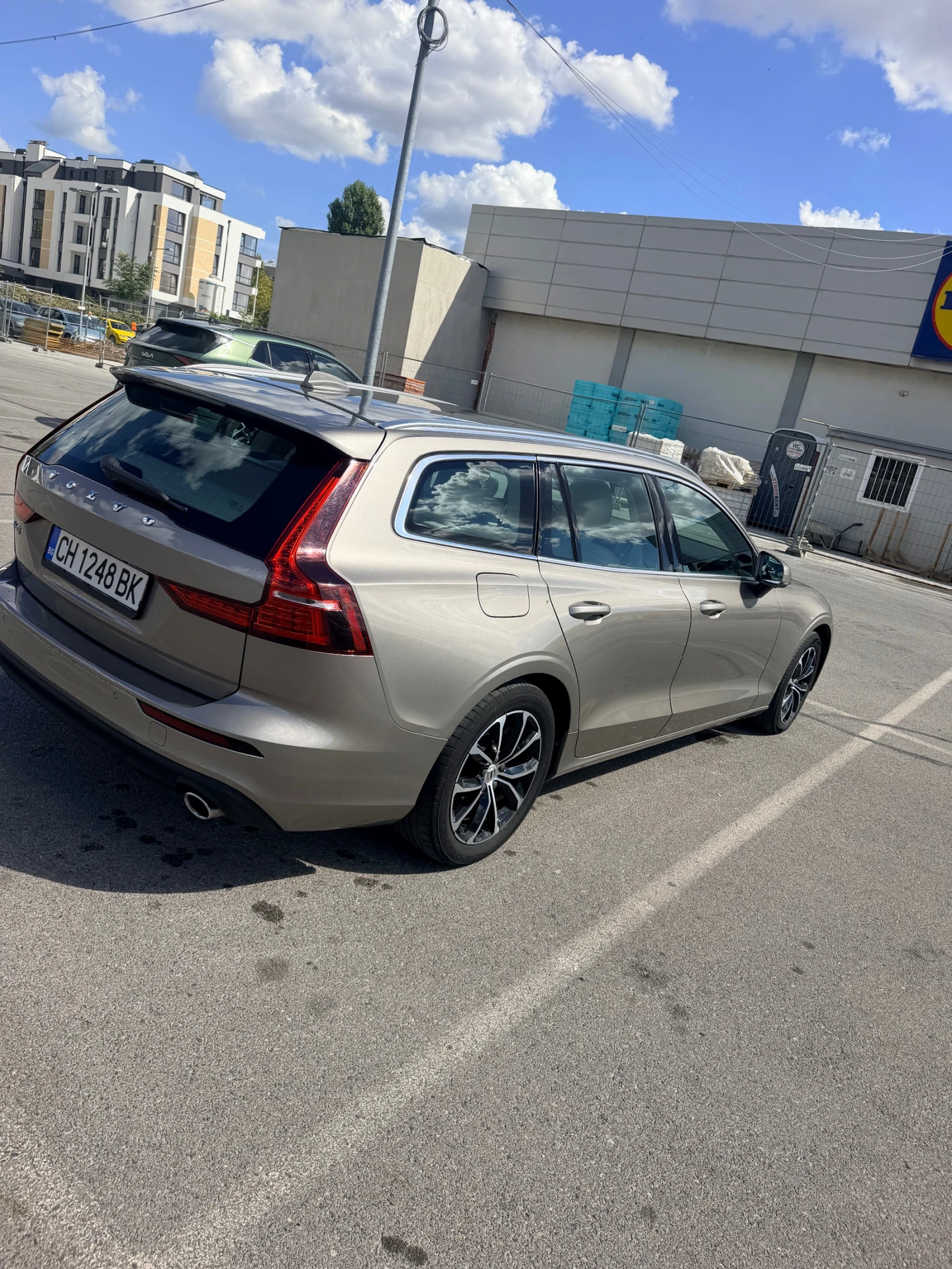 Volvo V60 D4 Momentum, снимка 6 - Автомобили и джипове - 56241591