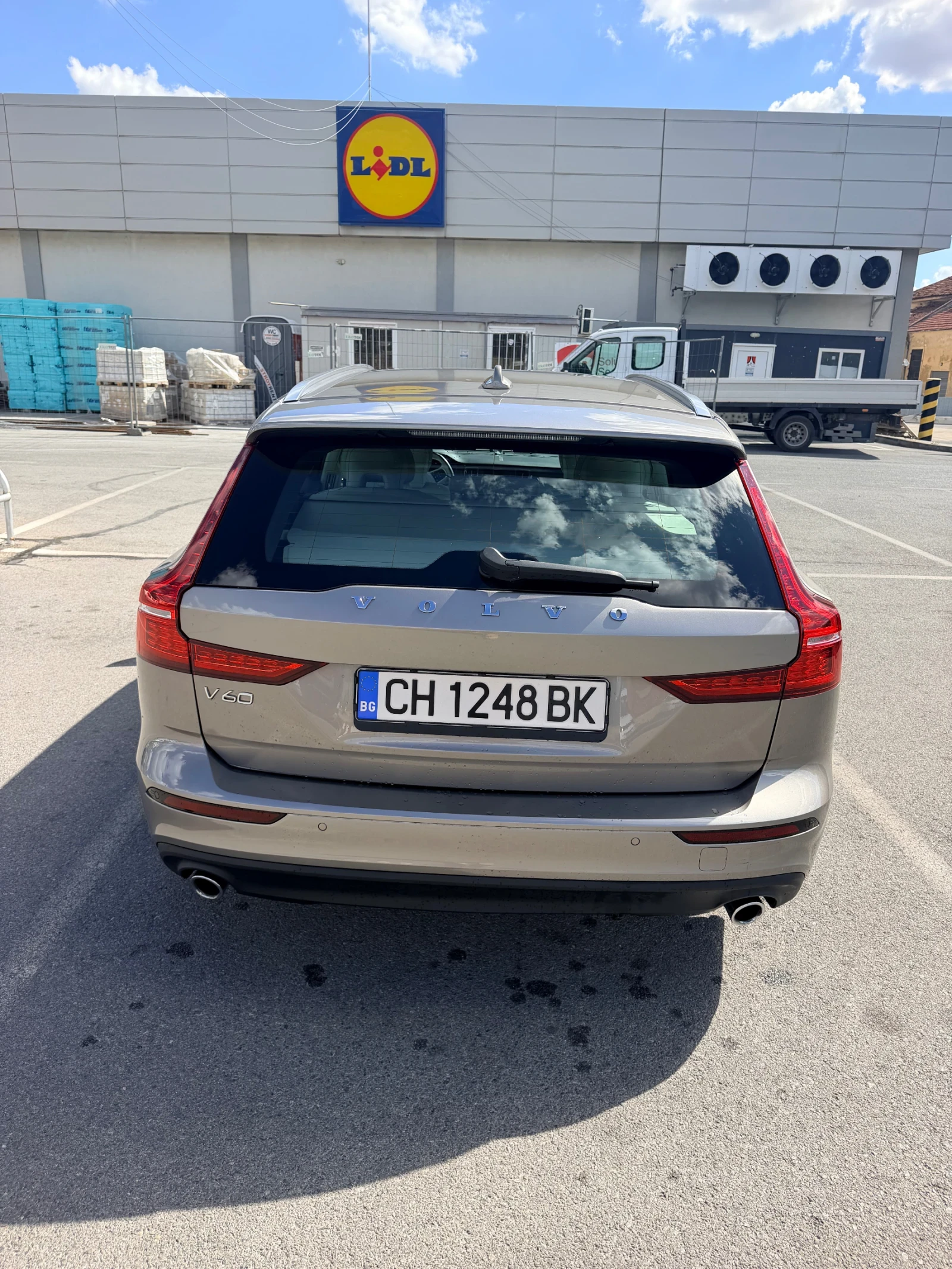 Volvo V60 D4 Momentum, снимка 4 - Автомобили и джипове - 56241591