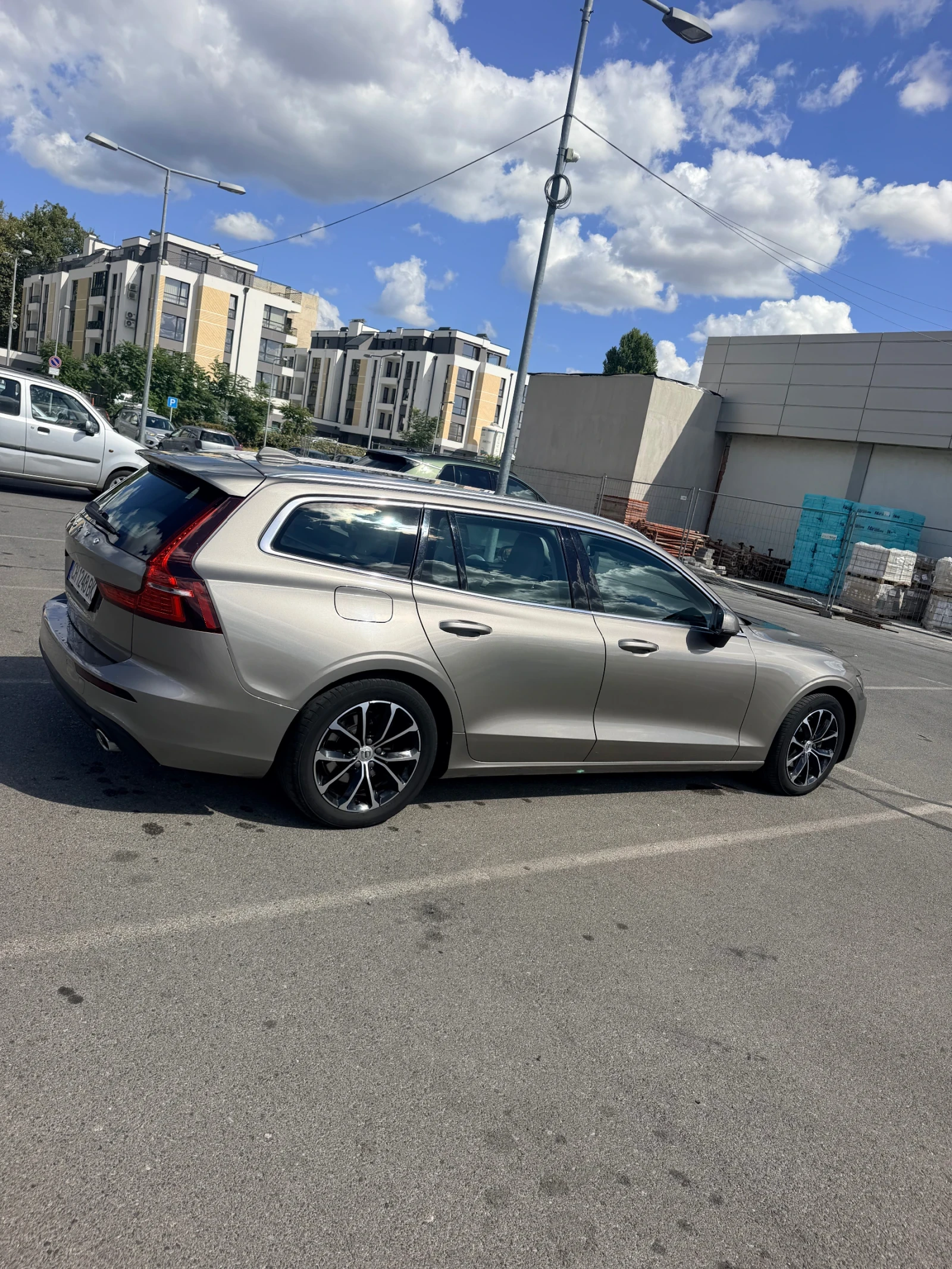 Volvo V60 D4 Momentum, снимка 7 - Автомобили и джипове - 56241591