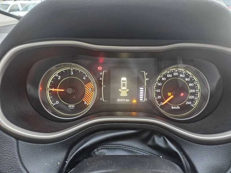 Jeep Cherokee 2.0 dCi 140hp 4x2, снимка 11 - Автомобили и джипове - 53106520