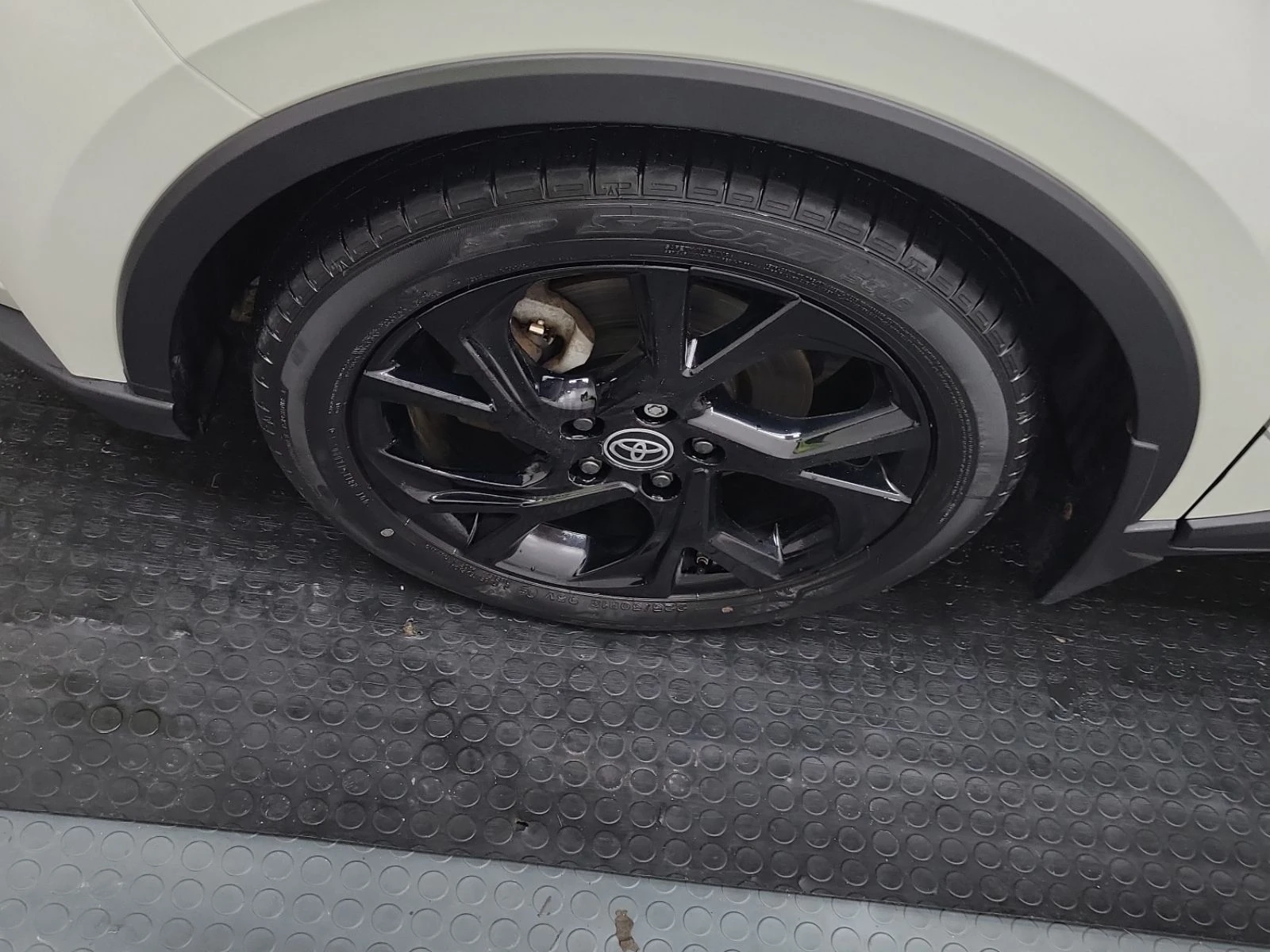 Toyota C-HR LE  CARFAX - изображение 6