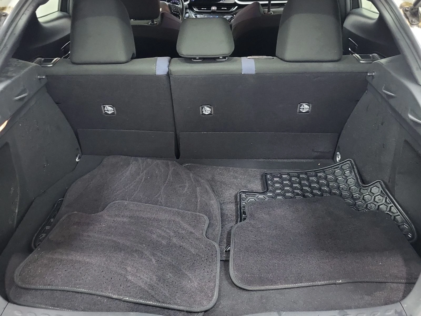 Toyota C-HR LE  CARFAX, снимка 13 - Автомобили и джипове - 53714756