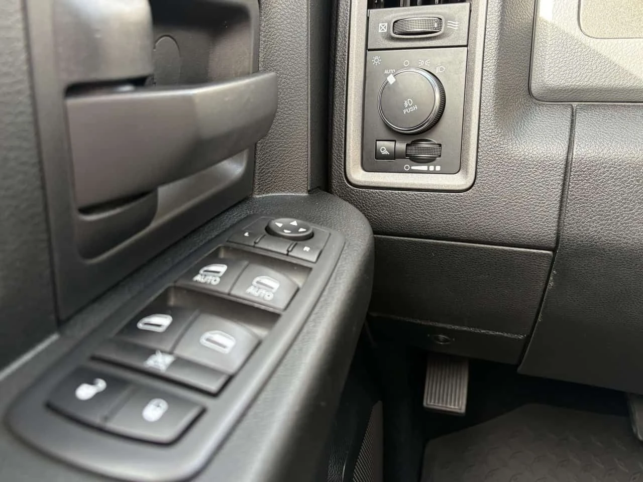 Dodge RAM 1500 * Express / Spray In Liner / Hitch * CARFAX * ЦЕНА, снимка 12 - Автомобили и джипове - 54805240