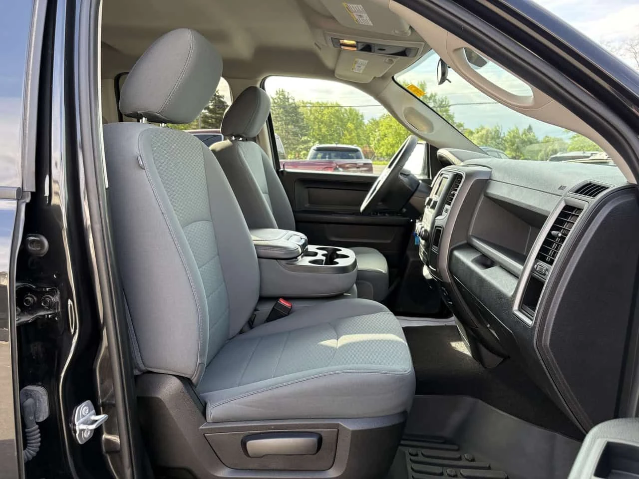 Dodge RAM 1500 * Express / Spray In Liner / Hitch * CARFAX * ЦЕНА, снимка 8 - Автомобили и джипове - 54805240