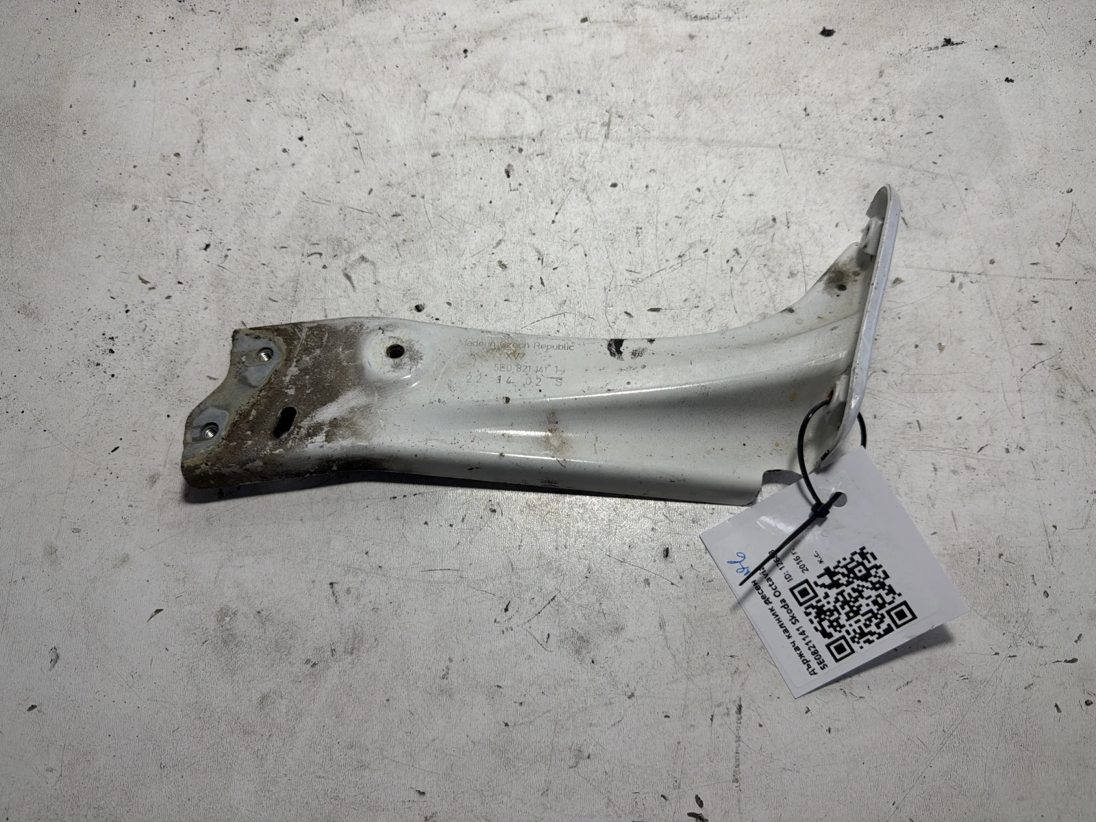 държач калник ляв 5E0821141 Skoda Octavia