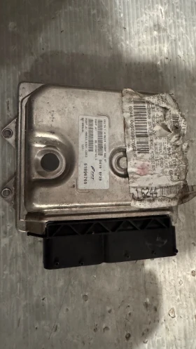        / ECU /    Lancia Delta - 51896765